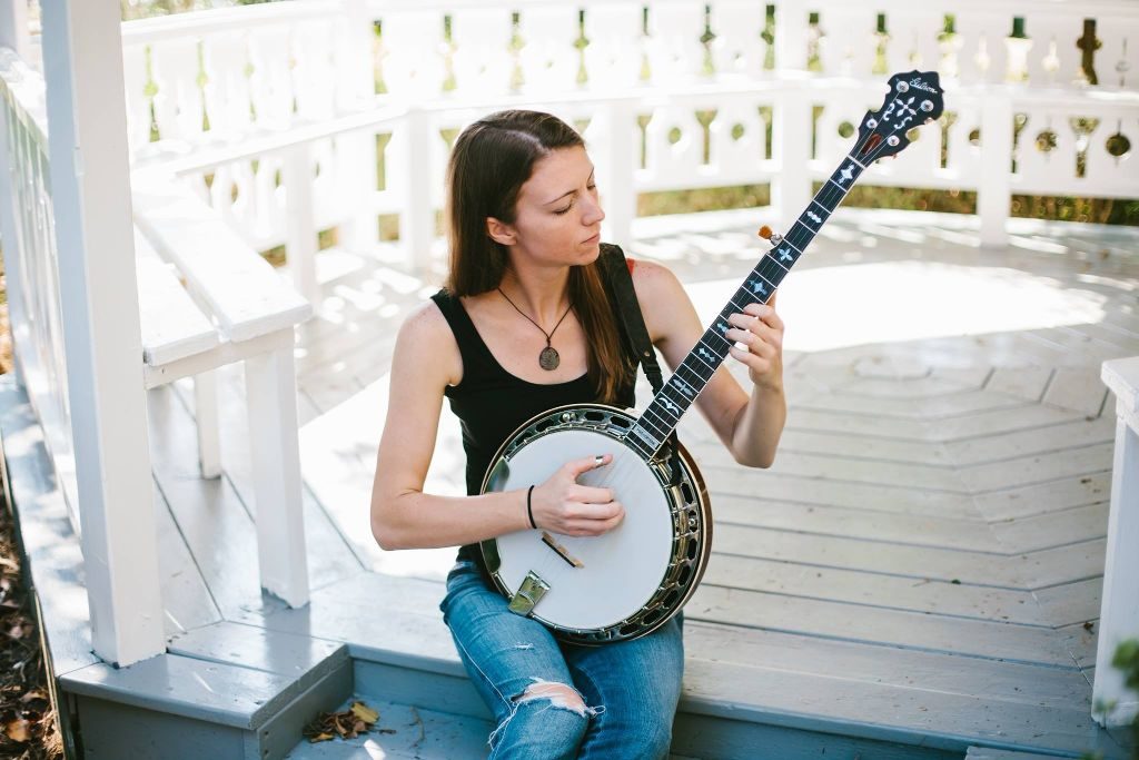 gina clowes is a talented Virginia banjo player